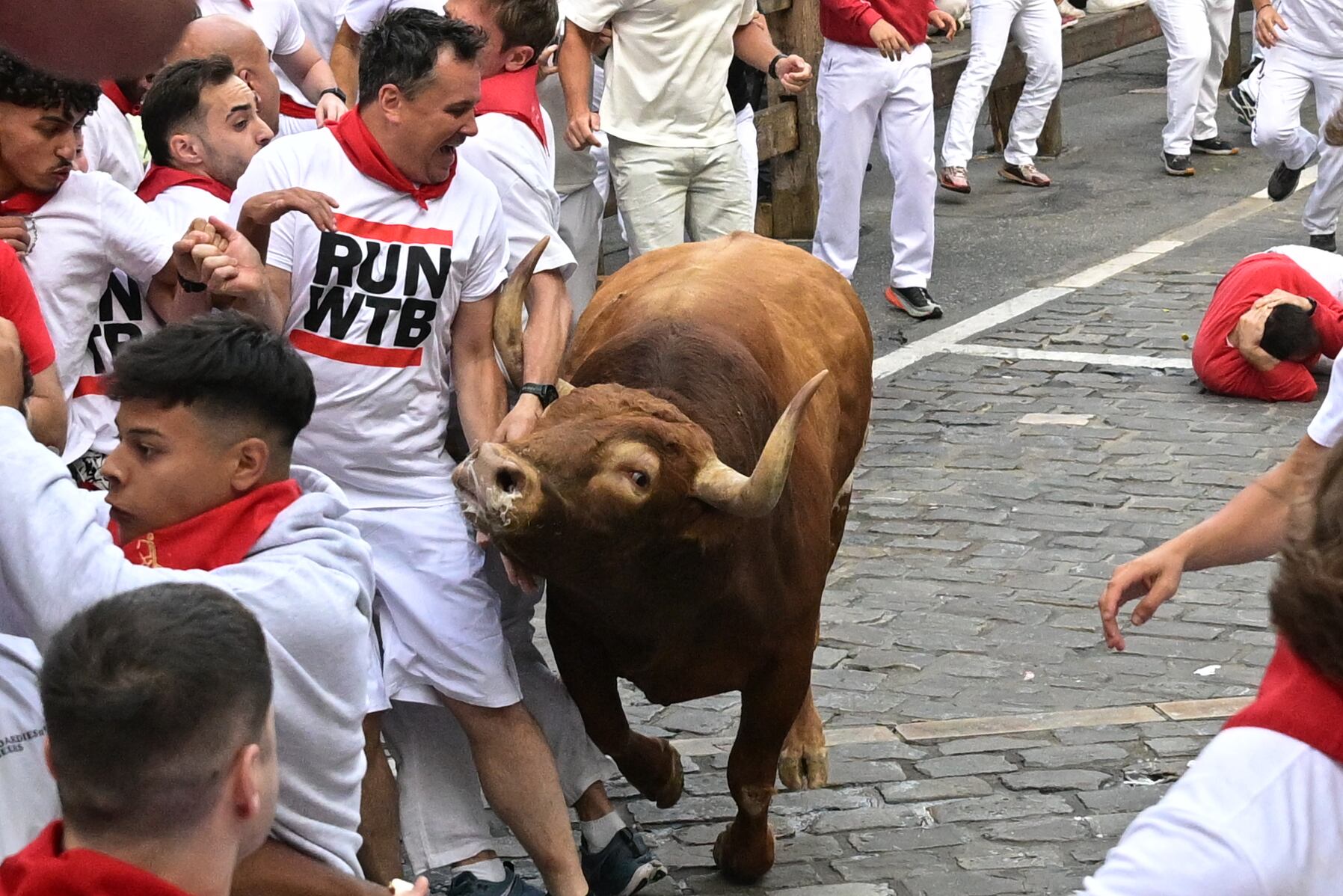 Un mozo evita a uno de los toros de la ganadería Jandilla. (EFE/Daniel Fernández)