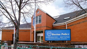 Un sospechoso armado con espada hiere a un policía durante un operativo de salud mental en Boston