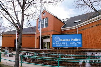 El incidente en Hemenway Street de Boston involucró a un hombre en crisis de salud mental que atacó a un policía con una espada (Boston Police Department)