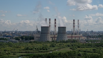 Ucrania confirma ataques contra refinerías rusas en Saratov y Yudinovo y a base militar Engels