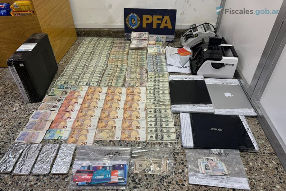 Parte del dinero y demás elementos secuestrados en la investigación