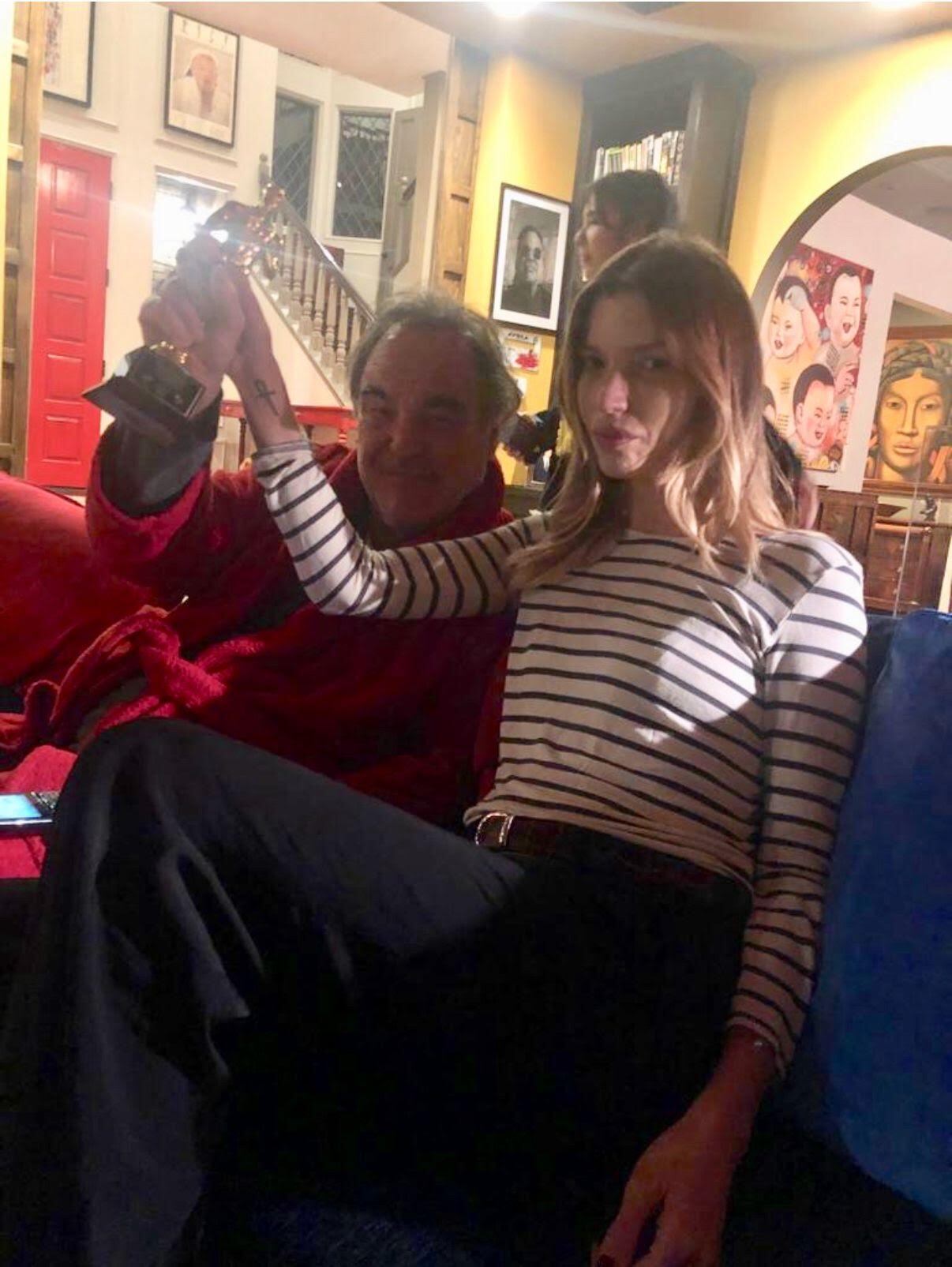 Oliver Stone estuvo a punto de dirigir a Chloe Bello en un film autobiográfico que nunca vio la luz. Ella sería una de las novias del director