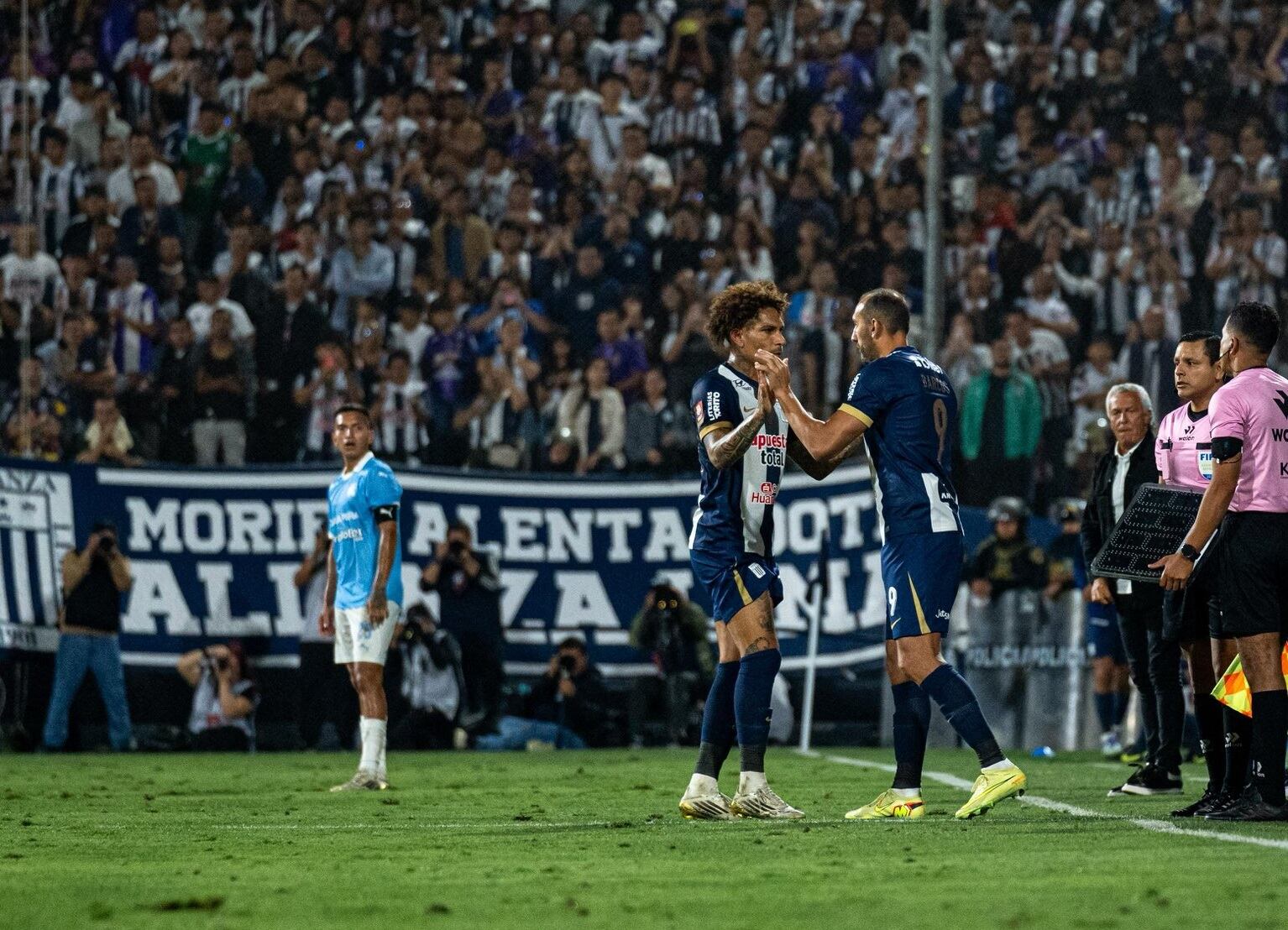 Hernán Barcos entró por Paolo Guerrero en el Alianza Lima vs Sporting Cristal, que fue su último partido vestido de blanquiazul. - créditos: Paloma Del Solar