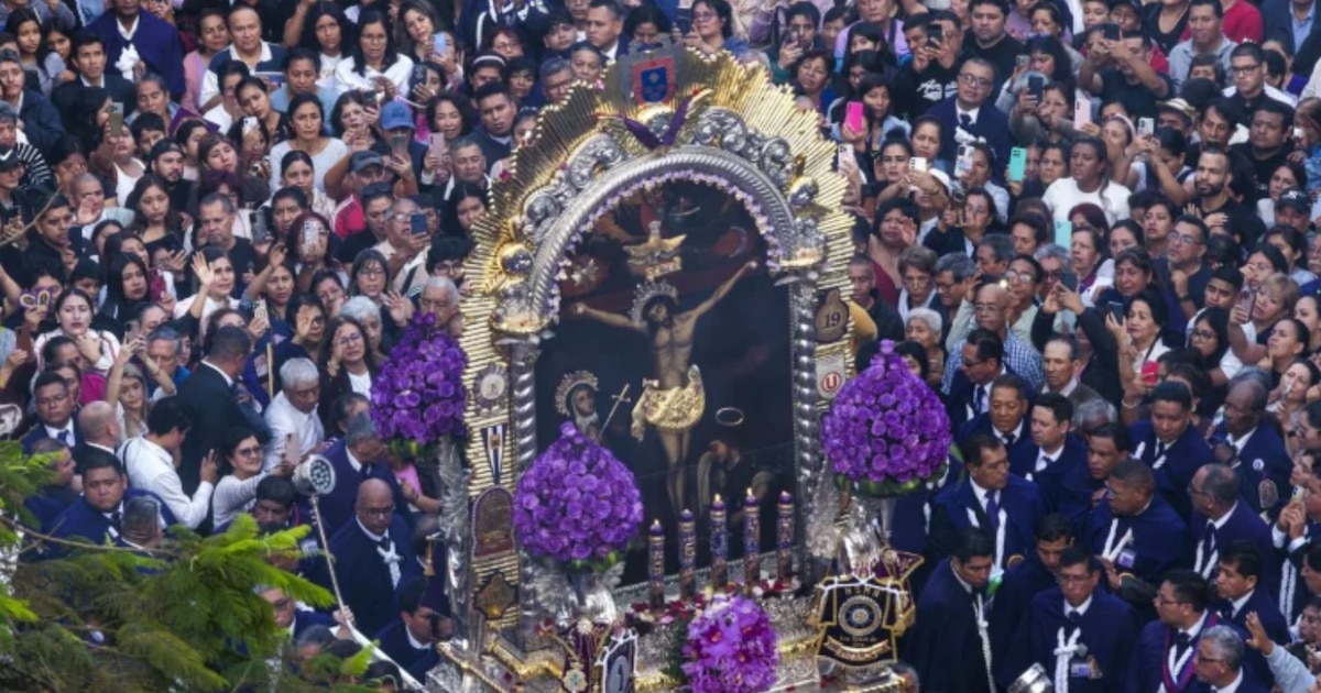 Photo: Infobae The sacred image of the Lord of Miracles recorre este miércoles 28 de octubre las calles del