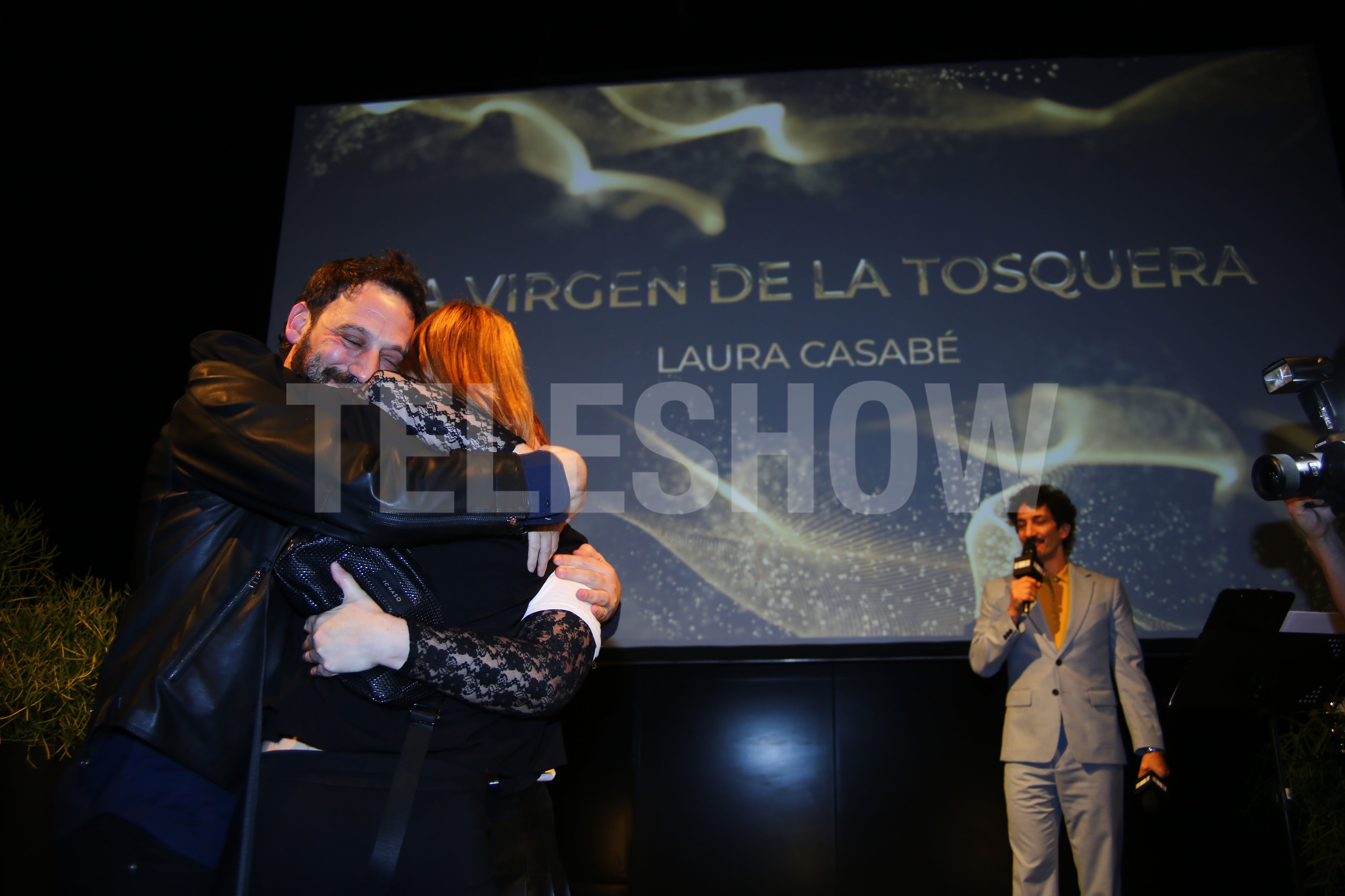 El abrazo del equipo de La virgen de la tosquera por la elección de Argentina de la película para los Premios Oscar (RSFotos)
