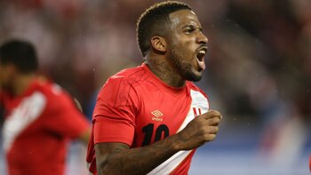 Jefferson Farfán celebrando un gol con la selección peruana.
