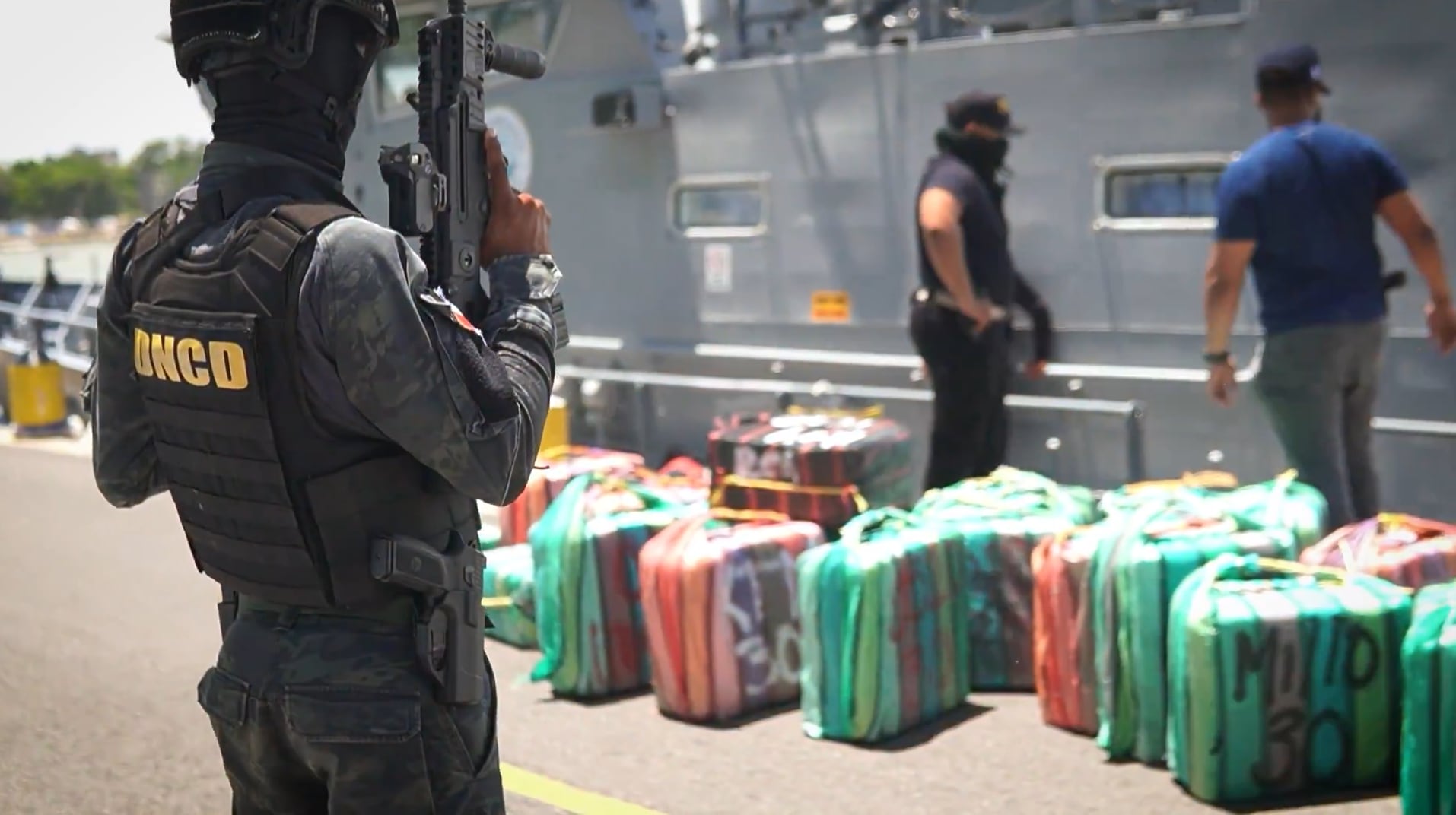 Las autoridades arrestaron a tres ciudadanos venezolanos, implicados en el intento de ingresar drogas por vía marítima. (Cortesía: Dirección Nacional de Control de Drogas)