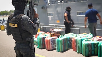 Las autoridades arrestaron a tres ciudadanos venezolanos, implicados en el intento de ingresar drogas por vía marítima. (Cortesía: Dirección Nacional de Control de Drogas)