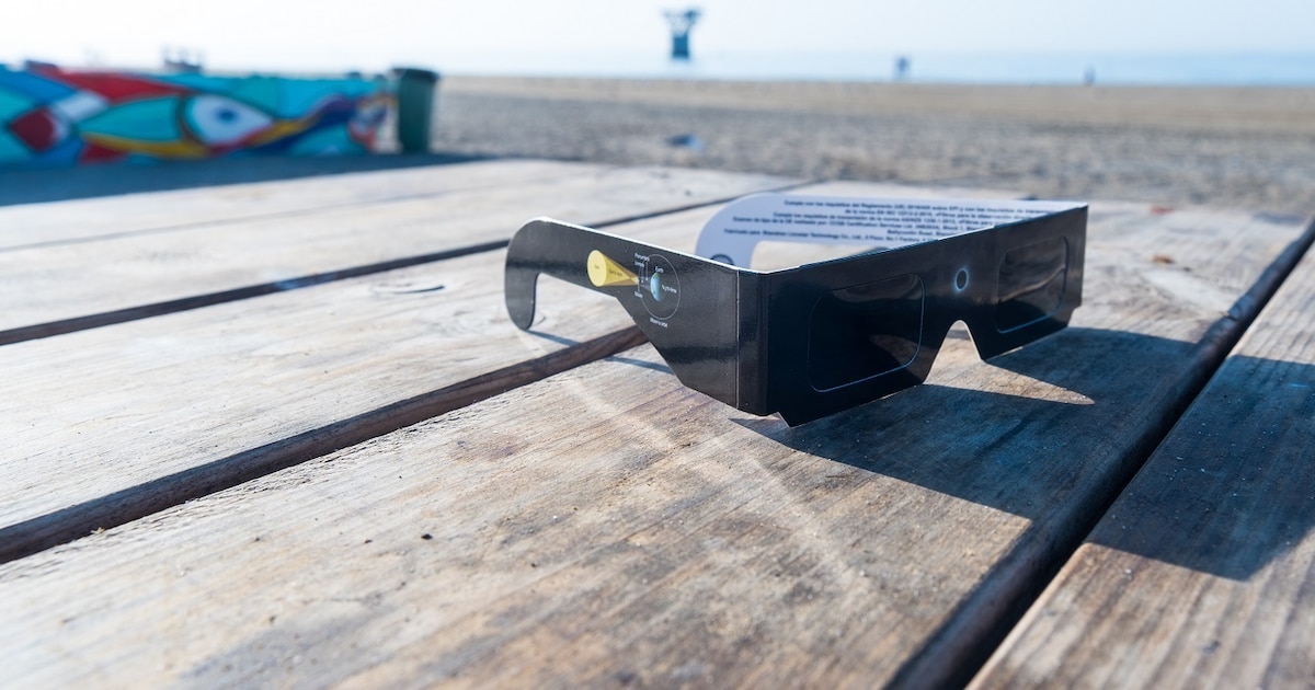 31586 Qué gafas sí y cuáles no sirven para ver el eclipse: los 7 modelos ...
