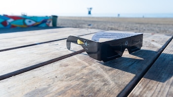 Ordenan la retirada de otro modelo más de gafas para el eclipse cuando apenas quedan unas horas para que se produzca