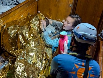 En esta imagen entregada el 12 de diciembre del 2024 por CompassCollective, se ve a rescatistas atendiendo a una niña de 11 años de Sierra Leona que fue hallada flotando en el Mar Mediterráneo, al parecer la única sobreviviente de un naufragio. (AP foto/CompassCollective, HO)