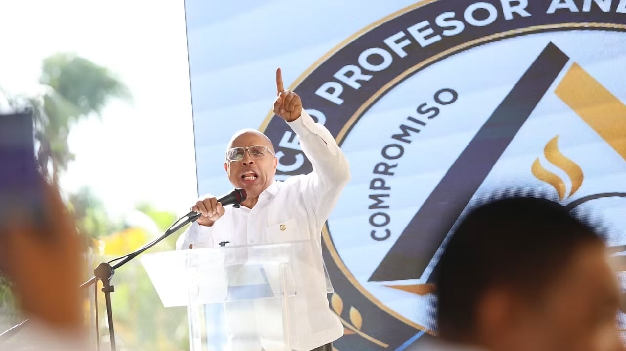 Presidente de la Cámara de Diputados inaugura año escolar en Santo Domingo Oeste (Foto cortesía Cámara de Diputados)
