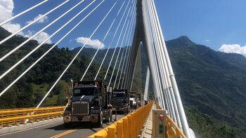 Jóvenes se lanzan a vehículos de carga pesada en movimiento - crédito REUTERS