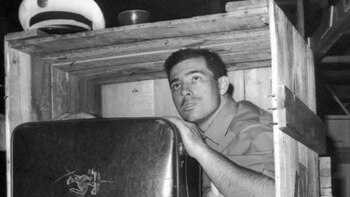 Un martillo, una botella de