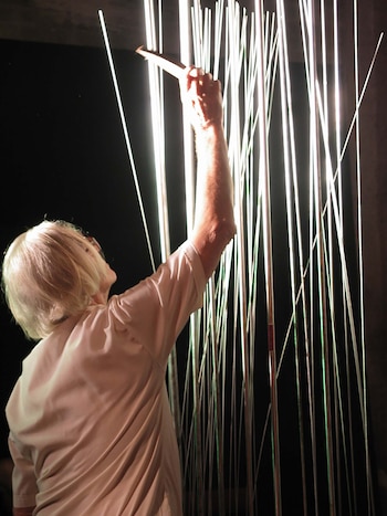 Escultura sonora: el movimiento activa el sonido y la forma deja de ser fija para volverse tiempo.