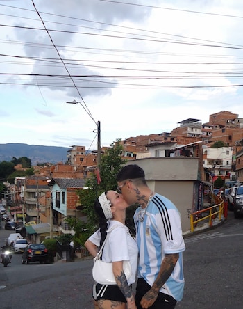La Joaqui y Tiago PZK, en una imagen con un barrio de casas bajas de fondo