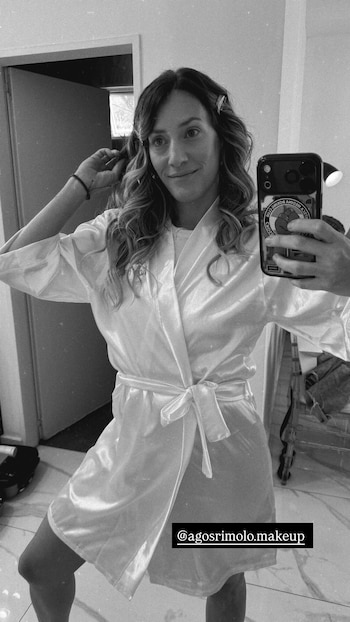 Mica Viciconte en la sesión de maquillaje y peinado