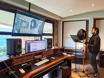 Agustín Britos grabando la música