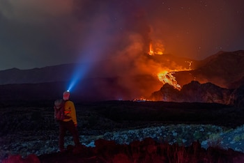 El sismo superficial detectado junto al Etna afectó la circulación en la ladera norte del volcán (AP foto/Salvatore Allegra)