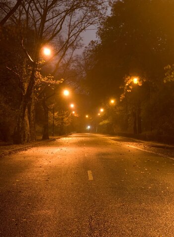 Farolas con iluminación cálida iluminan