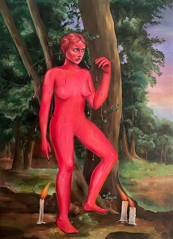 Pintura de una figura humana desnuda de piel roja con gotas, de pie en un bosque frondoso con dos velas blancas encendidas en la base de un árbol