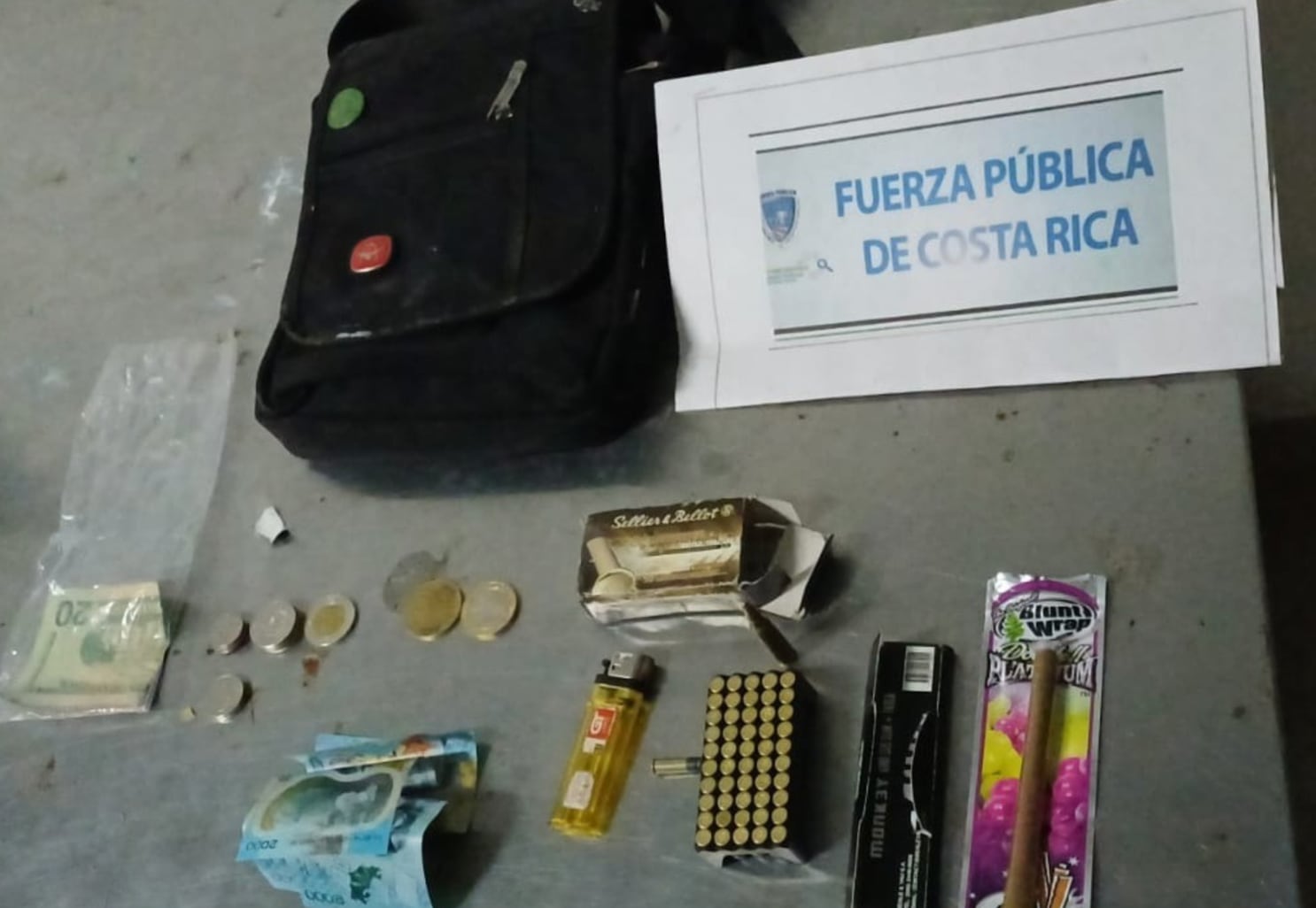 Entre los indicios había 207 fragmentos y 15 puntas de posible crack, además de USD 60 y ₡7.000. Crédito: MSP