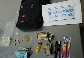 Entre los indicios había 207 fragmentos y 15 puntas de posible crack, además de USD 60 y ₡7.000. Crédito: MSP