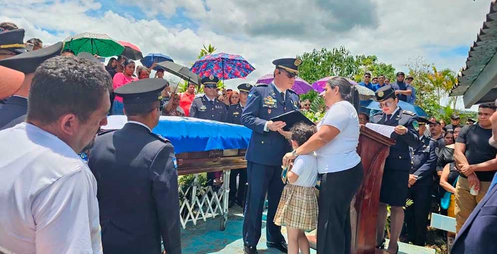 Familiares y compañeros despidieron con honores a los siete policías fallecidos en el accidente de El Rodeo, Comayagua. (Foto: Redes sociales)