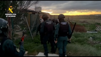Vários policiais no momento da prisão. (Guarda Civil)