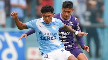 Maxloren Castro en un duelo individual con Marco Huamán. - Crédito: ITEA