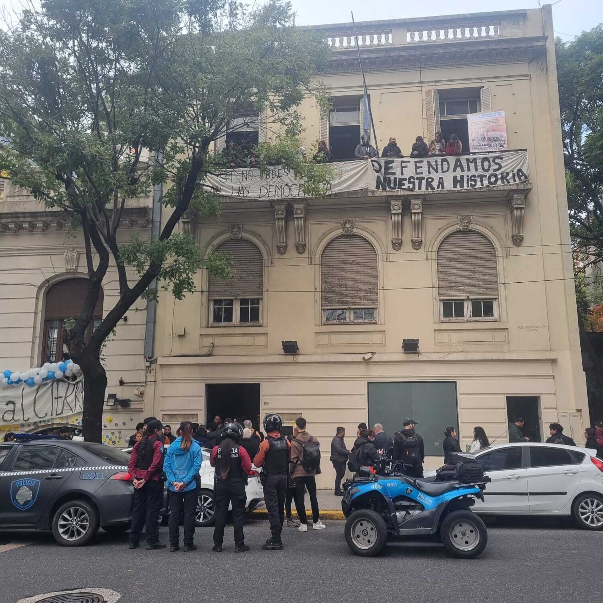Un grupo de militantes tomaron la sede del Instituto Perón en la Ciudad de Buenos Aires