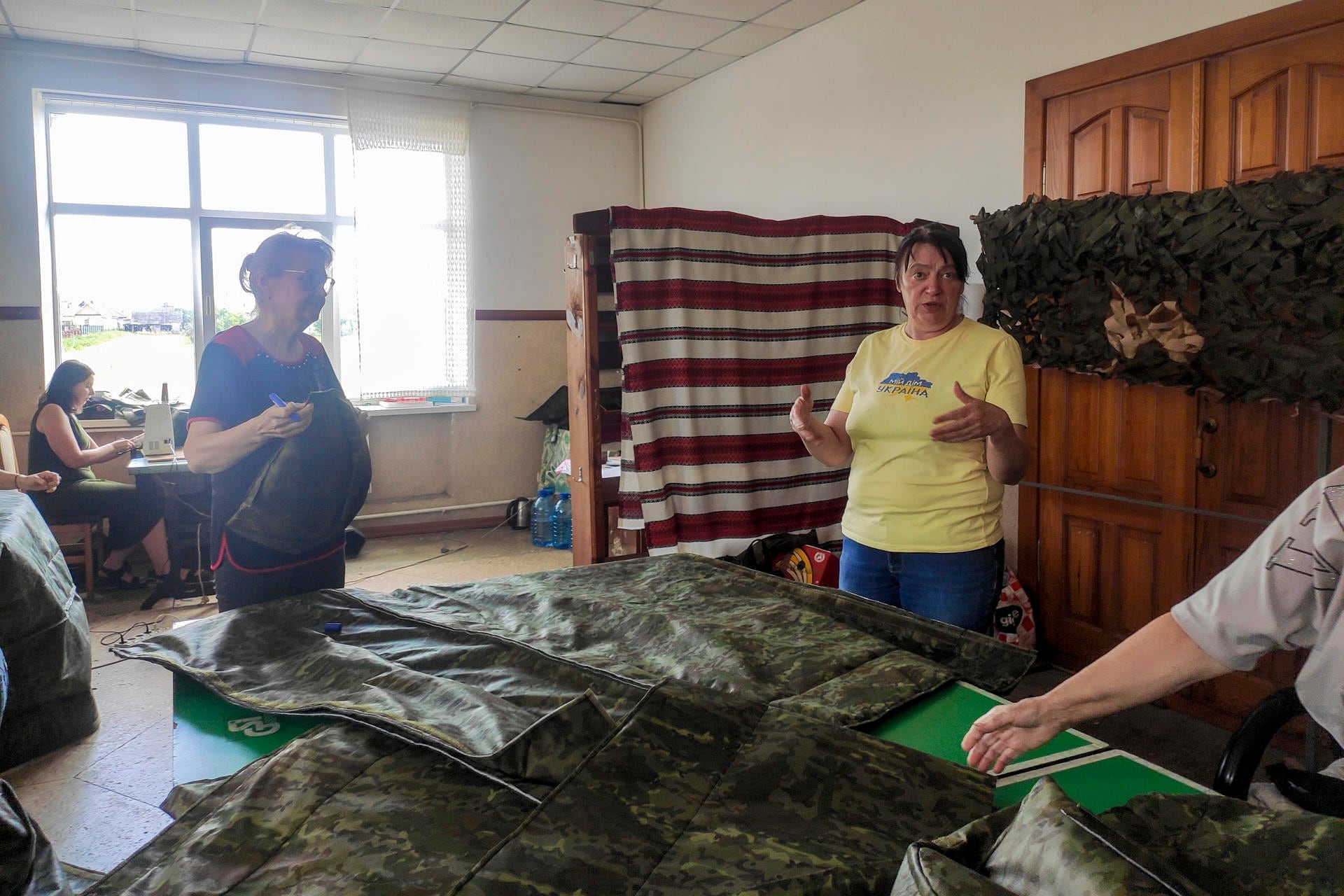 Natalia Tkhorzhevska (d), líder del grupo de voluntarios que fabrica ponchos antidrones para soldados ucranianos este lunes, en Kovel (Ucrania)
EFE/ Rostyslav Averchuk