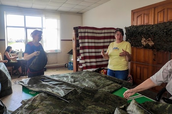 Unas capas antidrones ayudan a hacer "invisibles" a los soldados ucranianos
