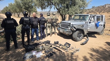 El vehículo en el que se desplazaba "El Checo" cuenta con un reporte de robo en Estados Unidos. (Imagen potenciada con IA | Infobae México)