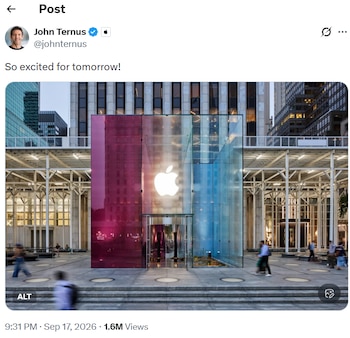 Captura de pantalla de una publicación en X con una fotografía de la entrada de cristal iluminada de una tienda de Apple