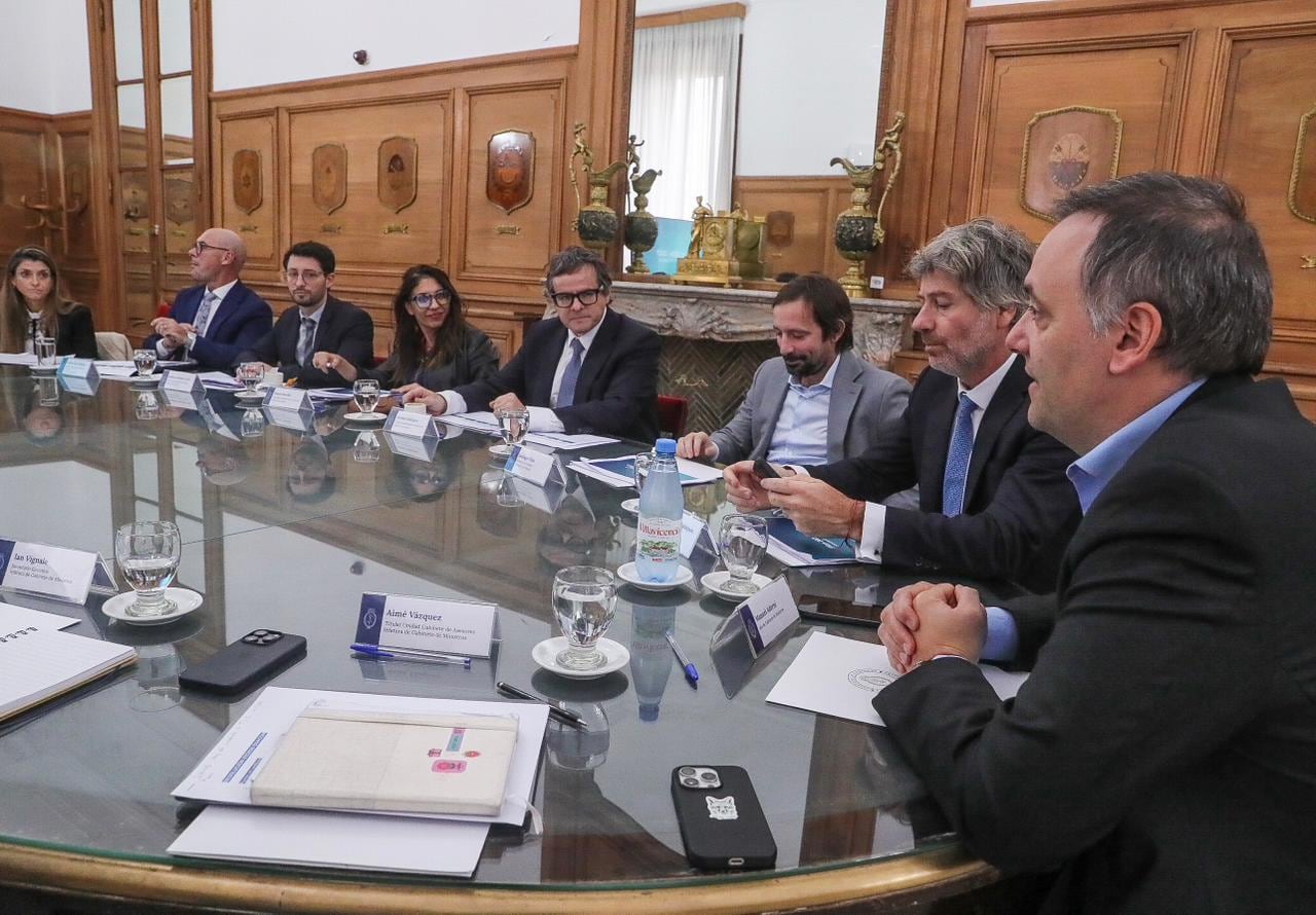 El jefe de Gabinete, Manuel Adorni, junto al equipo que lidera el ministro de Justicia, Juan Bautista Mahiques