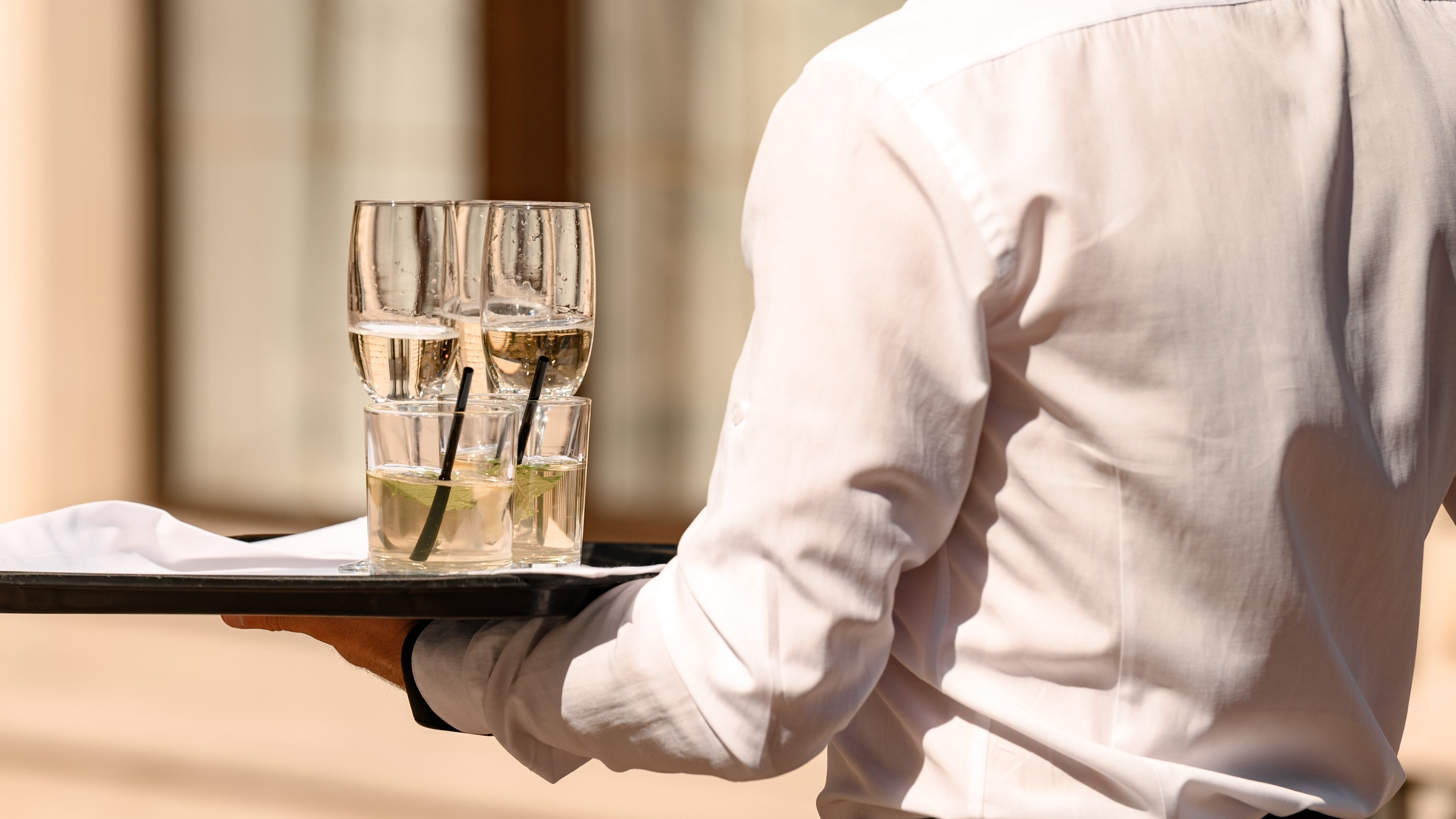 El joven español gana 39 dólares la hora en un bar de piscina en Australia. Shutterstock