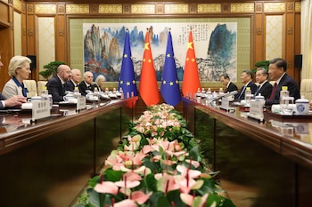 La presidenta de la Comisión Europea, Ursula von der Leyen (izq), durante una reunión con el líder chino, Xi Jinping (der) en Beijing (EFE/Archivo)