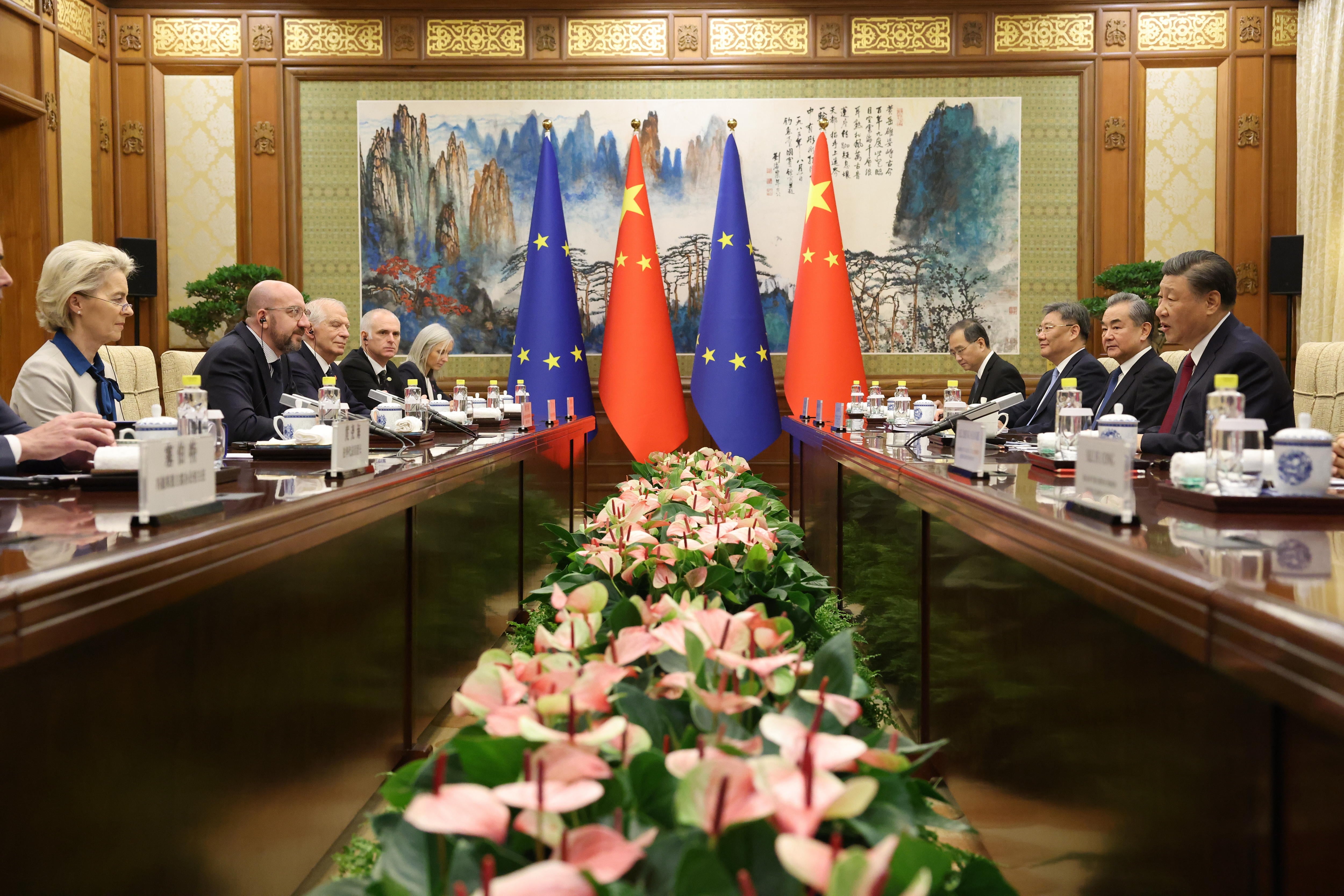 La presidenta de la Comisión Europea, Ursula von der Leyen (izq), durante una reunión con el líder chino, Xi Jinping (der) en Beijing (EFE/Archivo)