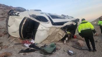 La minivan quedó de lado