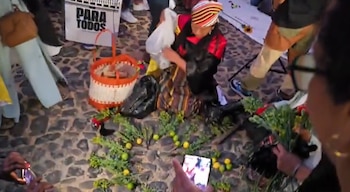 La vigilia universitaria y la ceremonia maya se desarrollan bajo estrictas medidas de seguridad en el entorno del hotel Casa Santo Domingo. (Cortesía: Diario de Centro América)