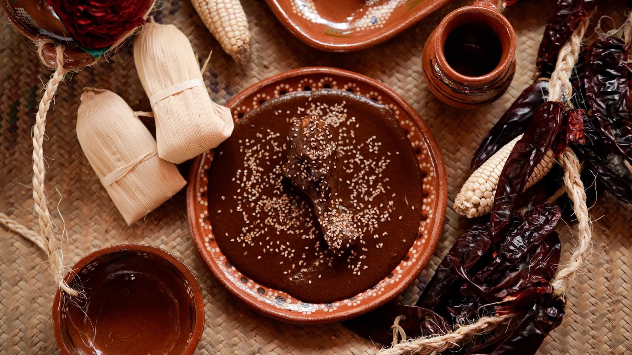 El chile mulato es el protagonista de los chiles en esta receta: aporta el color oscuro, el cuerpo y las notas achocolatadas características del mole poblano. (Municipio de Atlacholoya)