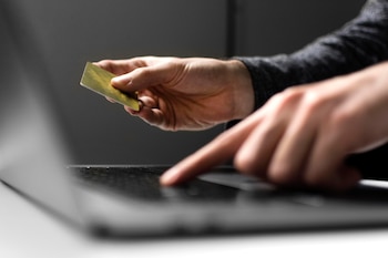 El trabajador recibió por error más de 165 millones de pesos chilenos en su cuenta y, en lugar de devolverlos, renunció a la empresa (Freepik)