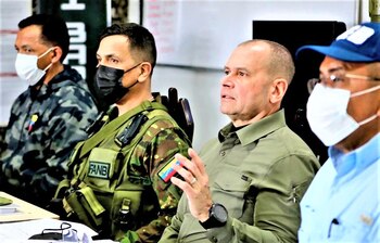 Otro oficial, el Ministro de