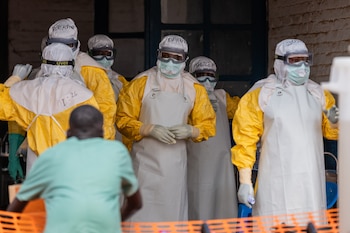 Personal médico se prepara para su turno en el centro de tratamiento de Mongbwalu, en la República Democrática del Congo, el viernes 5 de junio de 2026. (AP Foto/Moses Sawasawa)
