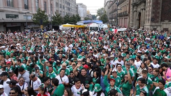 La fiesta del Mundial 2026 llega a México en VIVO desde el Estadio Azteca: elementos de seguridad de la puerta 1 se dirigen a contener a manifestantes