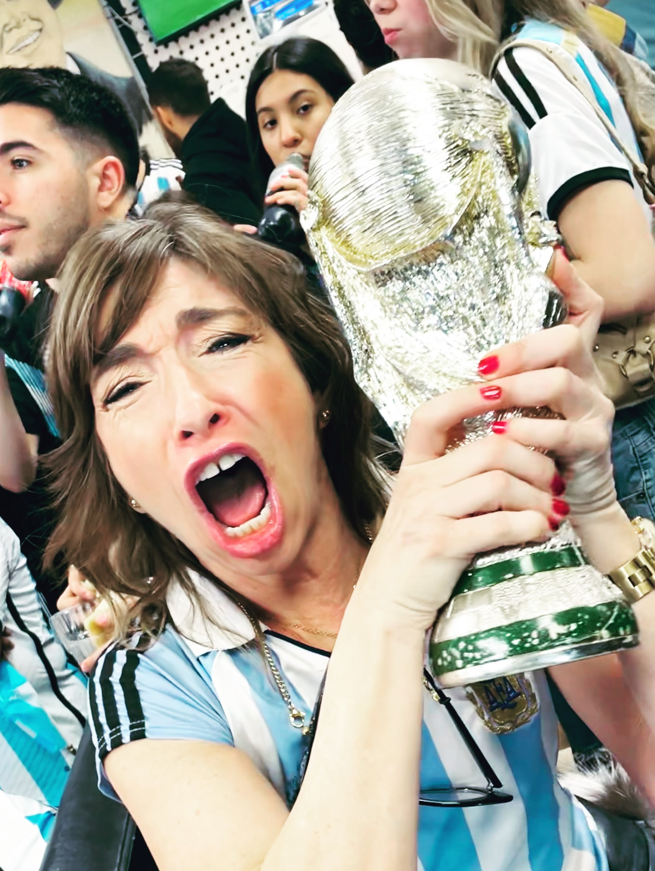 Grossman gritando mientras sostiene una réplica de la Copa del Mundo con la camiseta de la Selección Argentina (Instagram)