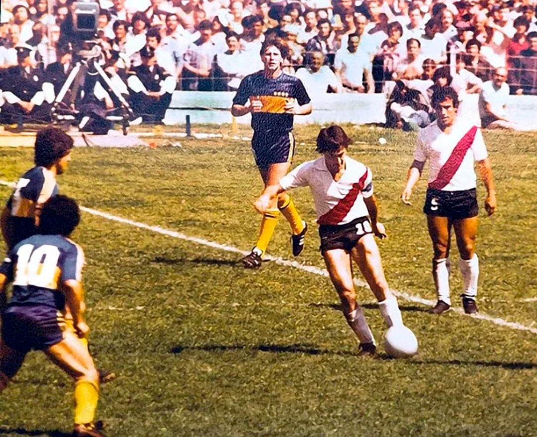 La perfecta armonía del Beto Alonso para sacar el remate ante Krasouski, Maradona, Gareca y Gallego. Al fondo, la cámara de ATC, que emitió el partido en diferido por la noche