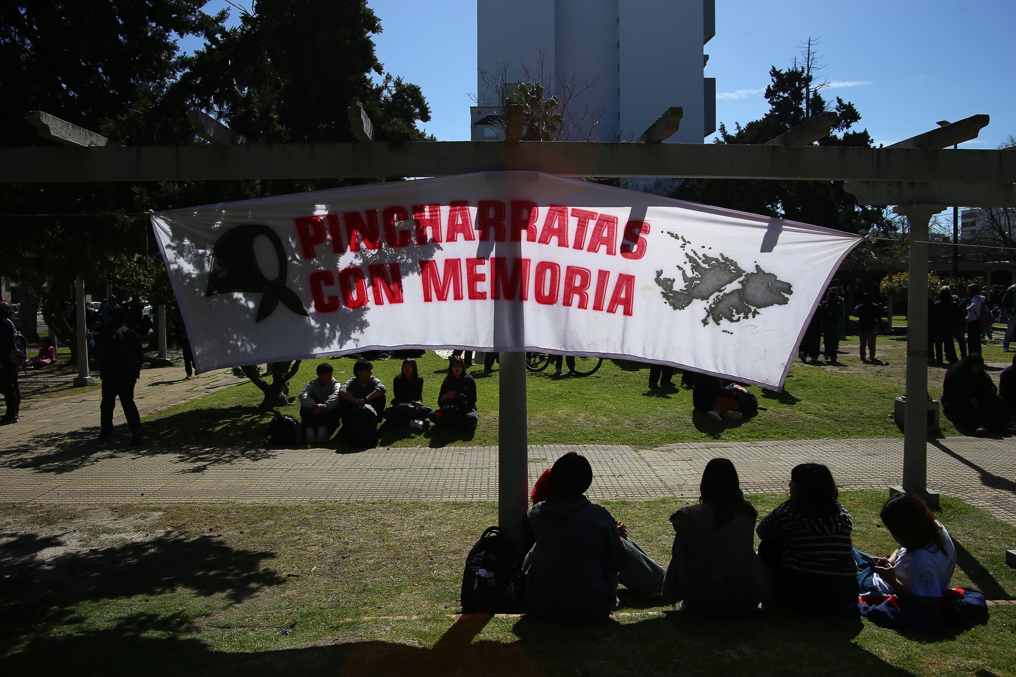 Algunas de las banderas que se leyeron en la marcha (RS Fotos)