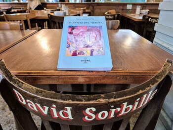 En las sillas del local